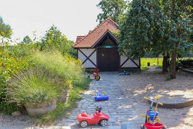Alte Fasanerie Familienfarm Luebars Berlin Kinder spielen