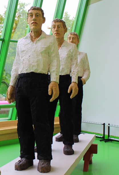 Drei Männer auf Bank Staatsgalerie Stuttgart