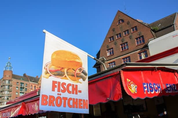 Fischbroetchen kaufen Altonaer Fischmarkt Hamburg