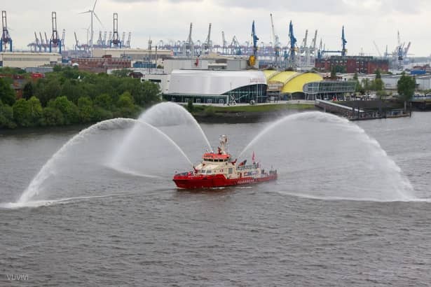 Hafengeburtstag Hamburg Feuerwehrschiff Einlauparade