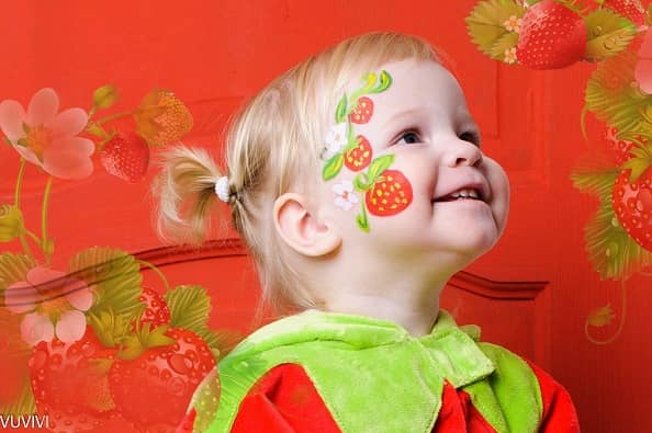 Kinderschminken Kleines Maedchen Erdbeere
