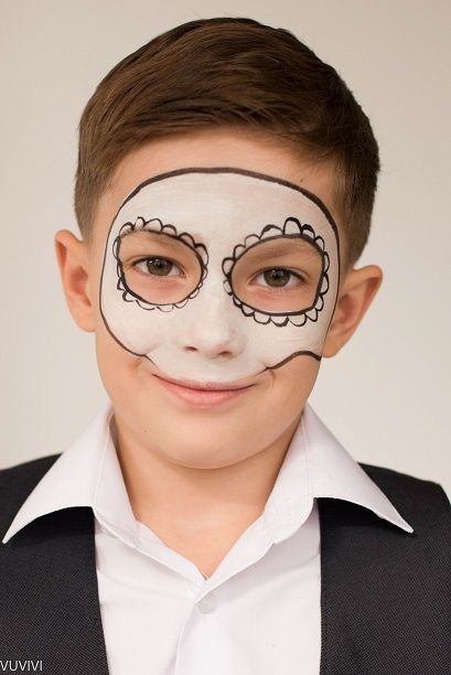 Kinderschminken Totenmaske einfach Jungs Anleitung