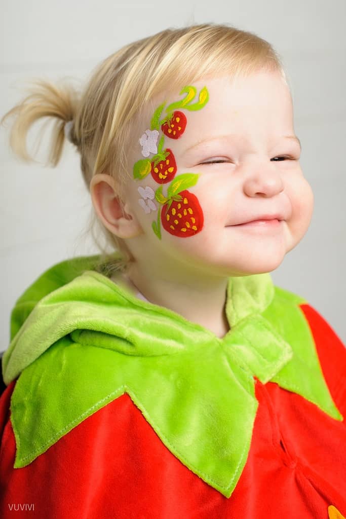 Kleines Maedchen Erdbeere Kinderschminken Idee